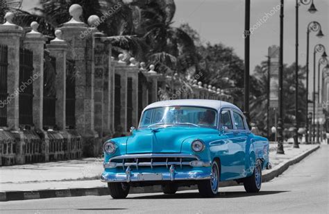 Cl Sicos Chevrolet Azul Americano Cabalgan En El Malec N En Havana Cuba