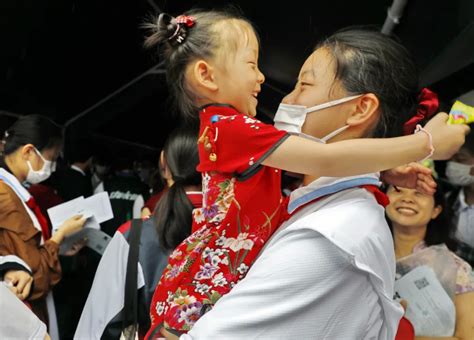 直击金山中考首日！家人和老师冒雨送考，现场一派红红火火！