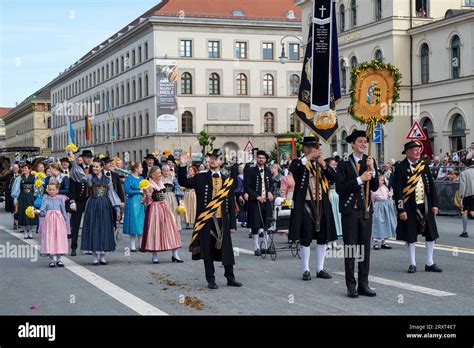 Muenchen Trachten Und Schuetzenzug Beim Muenchner Oktoberfest Auf