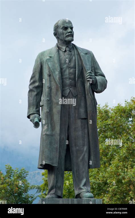 Lenin statue ukraine hi-res stock photography and images - Alamy