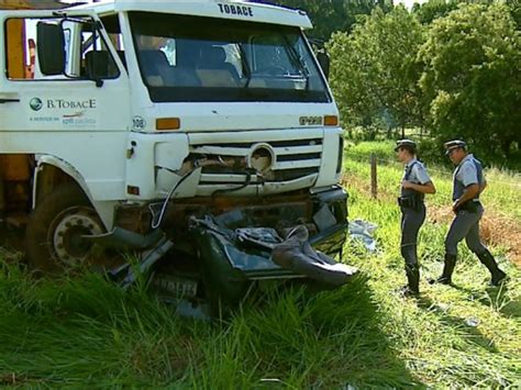 G1 Dois Homens Morrem Após Colisão Entre Carro E Caminhão Na Sp 215