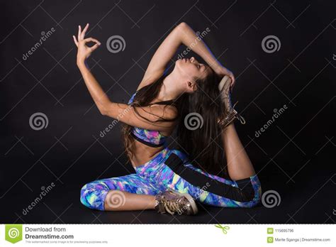 Ritratto Di Giovane Bella Donna Latina Dal Suo Lato Che Fa Una Posa Di Yoga Fotografia Stock