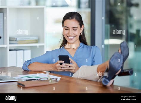 Lächeln Sie Im Büro Und Am Telefon Tippen Sie Mit Den Füßen Auf Dem