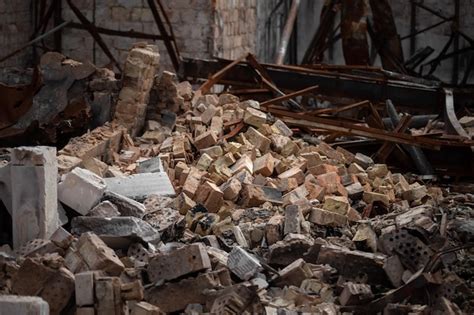 Vertedero De Piedra Sobre Las Ruinas De Una Casa Particular Un Mont N