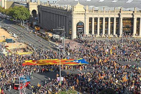 Zehntausende bei Demo für Kataloniens Unabhängigkeit Spanien