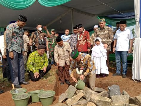 Ditjen Dukcapil Letakan Batu Pertama Pembangunan Masjid Al Mursyid Desa