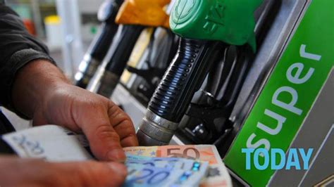 Carburanti Prezzi Ancora In Discesa Verde A 1 610 Euro Al Litro