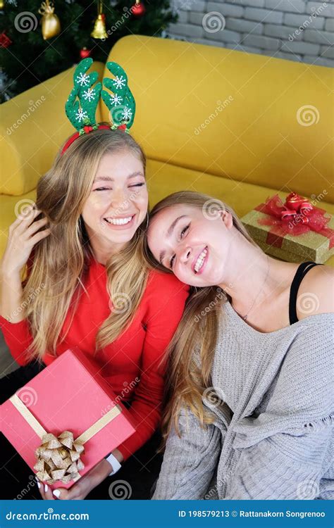 La Sonriente Hermana De Una Pareja Caucásica Se Ríe Alegremente En La Fiesta De Navidad Estilo