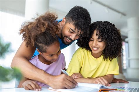 Vista Frontal De Padres Afroamericanos Ayudando A Su Hija Con La Tarea