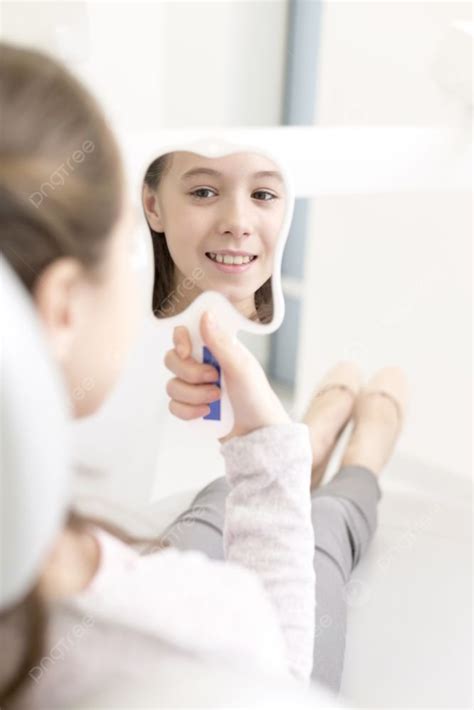 Fundo Paciente Menina Sorridente Olhando Para O Espelho Na Clínica