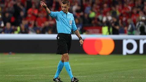 Clément Turpin troisième meilleur arbitre du monde en 2022