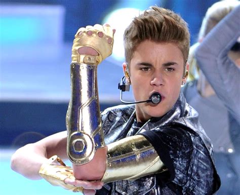 Justin Bieber Live 17 Awesome Shots Of The Sorry Star Tearing Up