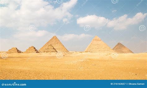 Visão Panorâmica Das Grandes Pirâmides Egípcias Em Giza Egypt Imagem de