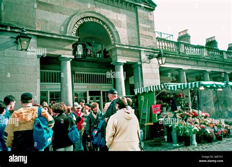 London England Uk Crowd Young Tourists Visiting At Entrance To