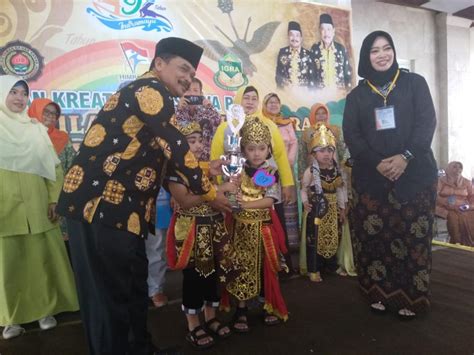 TK Cendekia Sabet Juara Lomba Akulah Wiralodra Akulah Nyi Endang Dahrma Ayu