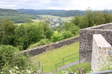 Spurensuche In Der Burgruine Merenberg Limburgweilburg Entdecken De