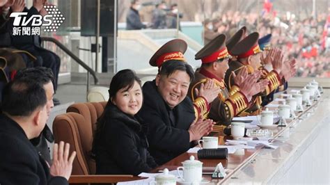 金正恩高調曬女兒！父女齊看球 金與正待在「邊緣角落」