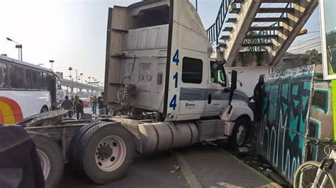 Se impacta tráiler contra comercios ambulantes en la México Querétaro