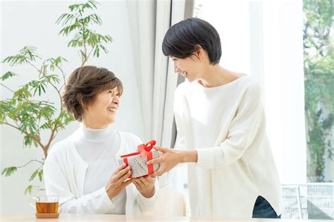 【予算3000円】70代の母親がもらって嬉しいプレゼントおすすめ15選！人気の名入れアイテムからファッション雑貨まで同世代を母にもつ筆者がご