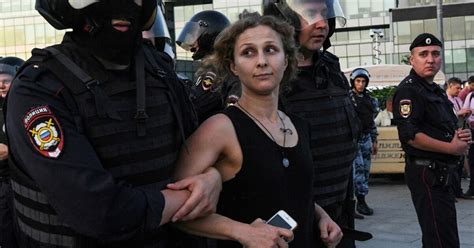 Wie Spionage Roman Pussy Riot Aktivistin Gelang Flucht Aus Russland