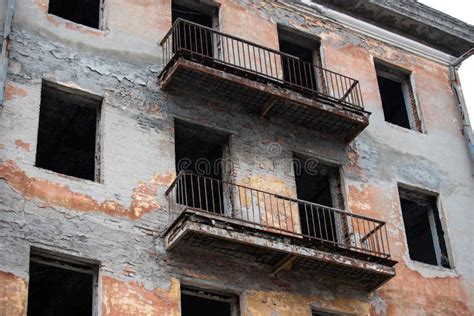 Valla Metálica En Los Balcones De Antiguos Edificios De Altura Para