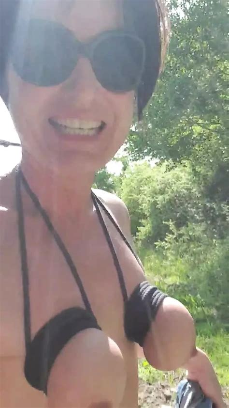 Milf Julie Naakt Rennen Buitenshuis Met Spuiten XHamster