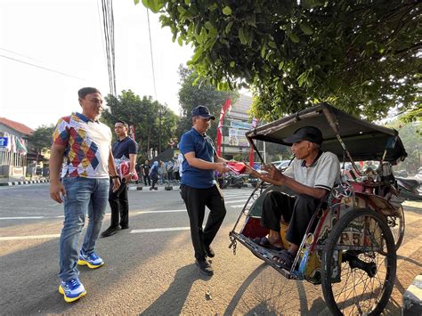 Sambut Hut Kemerdekaan Ri Pegawai Pemkot Bagi Bagi Bendera Dan