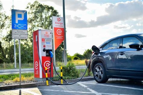 Włochy i Niemcy chcą przyspieszenia przeglądu ws aut elektrycznych Co