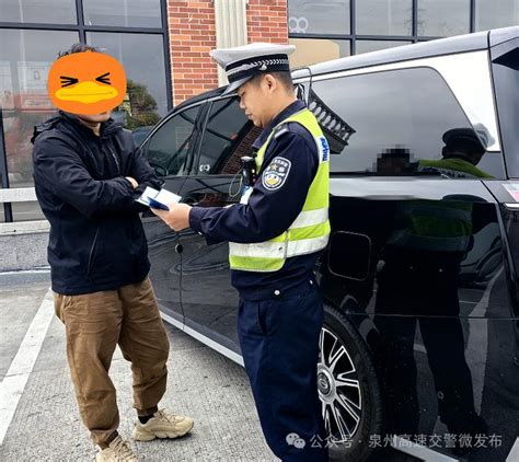 丈夫边开车边看美女视频，女子向交警举报 交警 民警 违法行为 新浪新闻