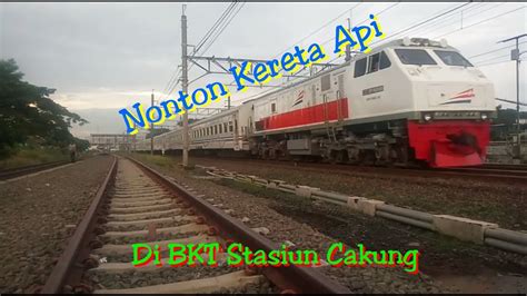 Nonton Kereta Api Lewat Bkt Dekat Stasiun Cakung Di Sore Hari