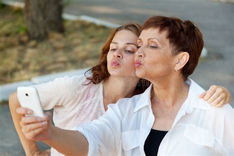 Aziatische Moeder En Dochter Maken Foto S Selfie Met Mobiele