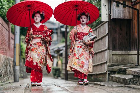 Kyoto Bans Photos in Famous Geisha District Due To Bad Tourist Behaviour