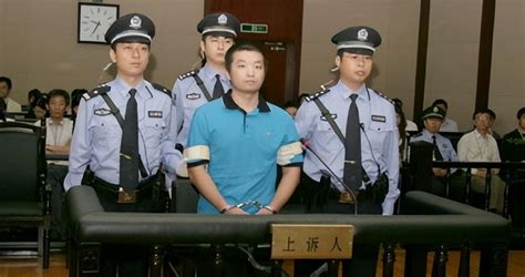 回顾：上海闸北袭警案，男子持刀闯警局连捅六人，事后却被赞真男人