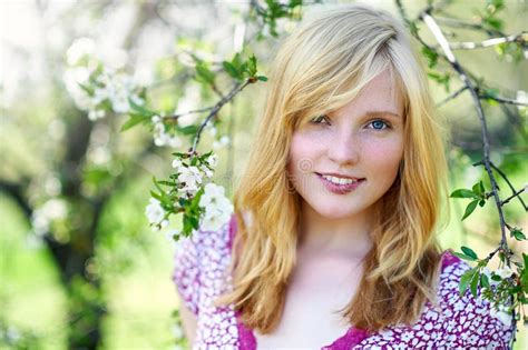 1 400 Close Up Portrait Blonde Beautiful Girl Free Stock Photos StockFreeImages