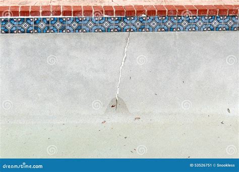 Crack In Pool Wall Stock Image Image Of Handyman Mosaic 53526751