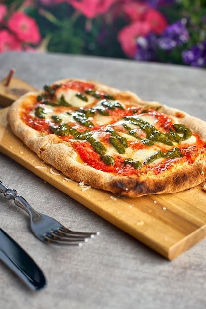 Focaccia O Pizza Reci N Horneada Con Mozzarella Y Pesto Foto Premium