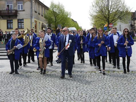 Przeszli ze stumetrową flagą przez ulicę 3 Maja Dzień Flagi we Włocławku