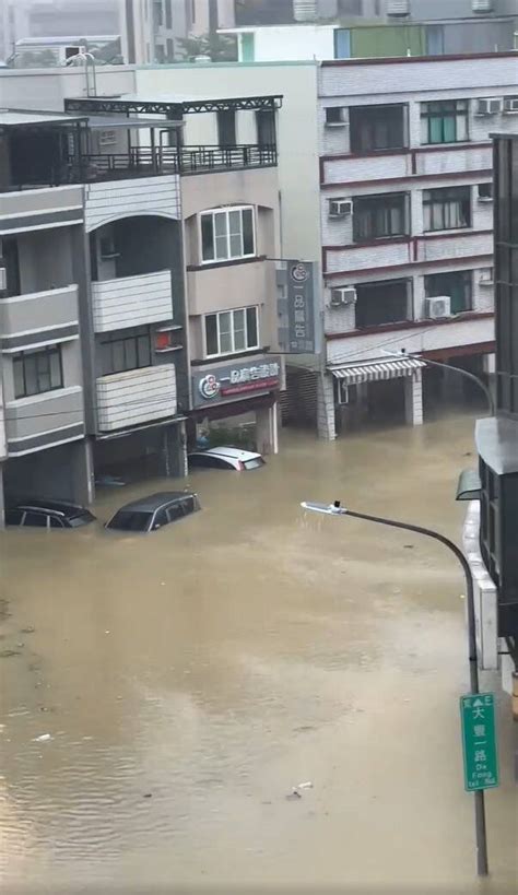 高雄愛河水位暴漲 水漫市區多處積淹水車輛難行（讀者提供翻攝自記者爆料網民眾提供） 自由電子報影音頻道