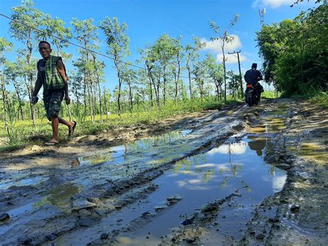 Jalan Rusak Penghubung Sengkol Pengembur Hambat Distribusi Hasil