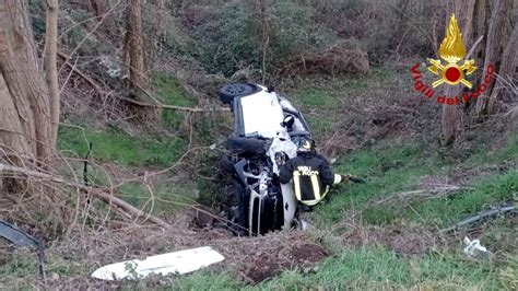 Schianto Sulla Castellana Dopo L Impatto L Auto Finisce In Una Scarpata