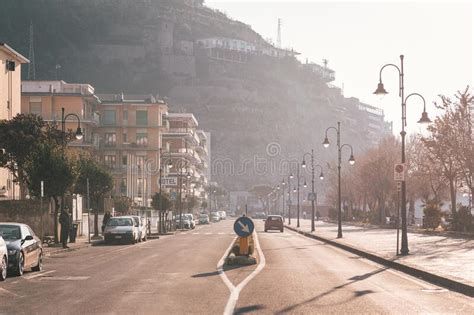 Una Calle De Maiori En La Costa Amalfitana En Campania Italia Imagen De