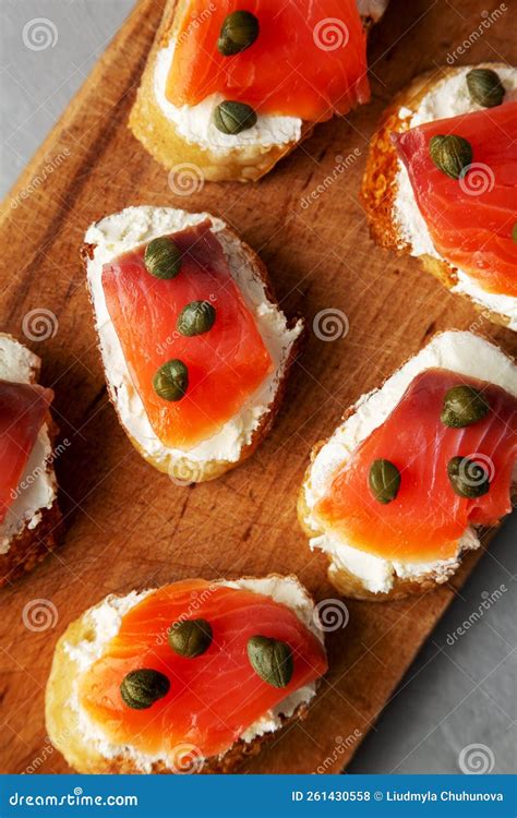 Crostini De Queso Crema Y Lox Caseros En La Parte Superior De Una Tabla