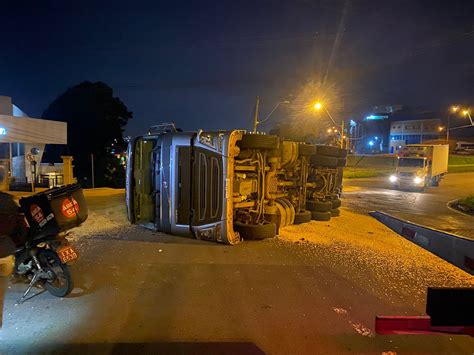 Carreta Tomba Na Ers E Deixa Tr Nsito Em Meia Pista Na Sa Da De