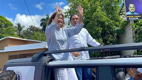 Raquel Peña encabeza caravana en Santiago