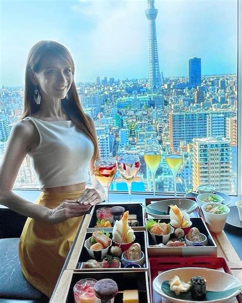 里井真由美さんのインスタグラム写真 里井真由美instagram「🗼 スカイツリー®を眺めながら💛 まさに 天空のヌン活〜💛🤍 →