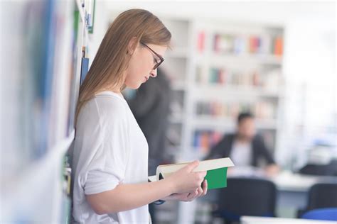 Portrait D Une Tudiante C L Bre Lisant Un Livre Dans Une Biblioth Que