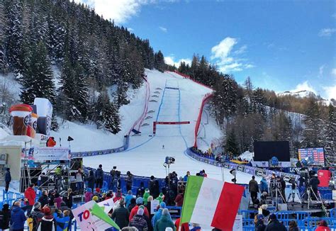 Nuovo Arrivo Della Franco Berthod Di La Thuile Che Aspetta La Coppa