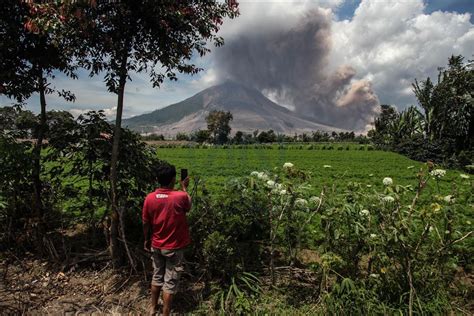 Gunung Sinabung Erupsi Kembali Muntahkan Abu Vulkanik Sejauh 2500 Meter