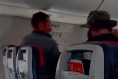 VIDEO Pasajero intenta abrir puerta de avión en pleno vuelo