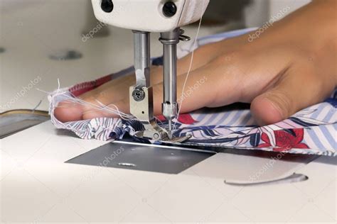 Mujer Sastrer A Cose Tela En Una M Quina De Coser En El Taller Primer